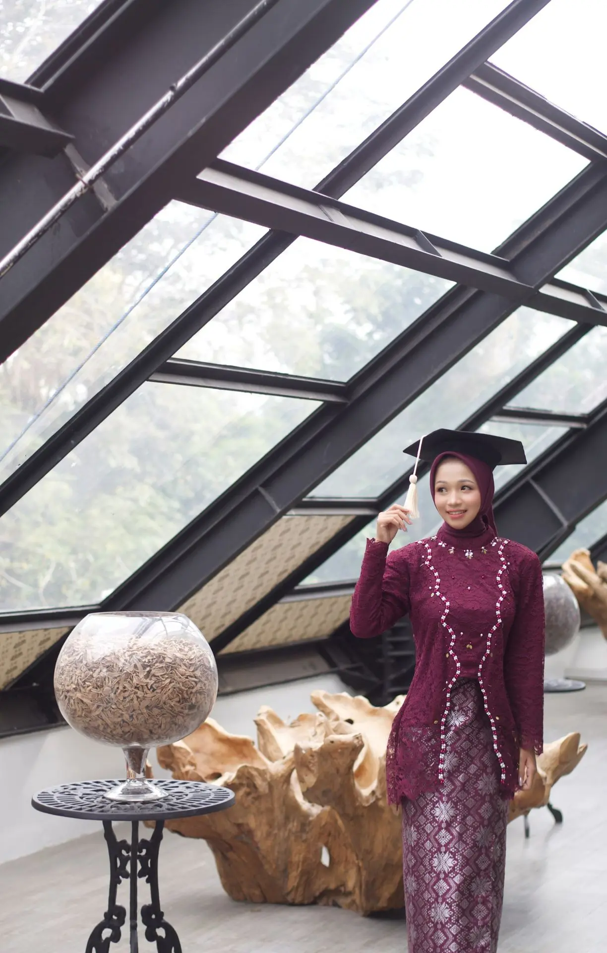 Sewa Kebaya Payet Wisuda Kuliah 