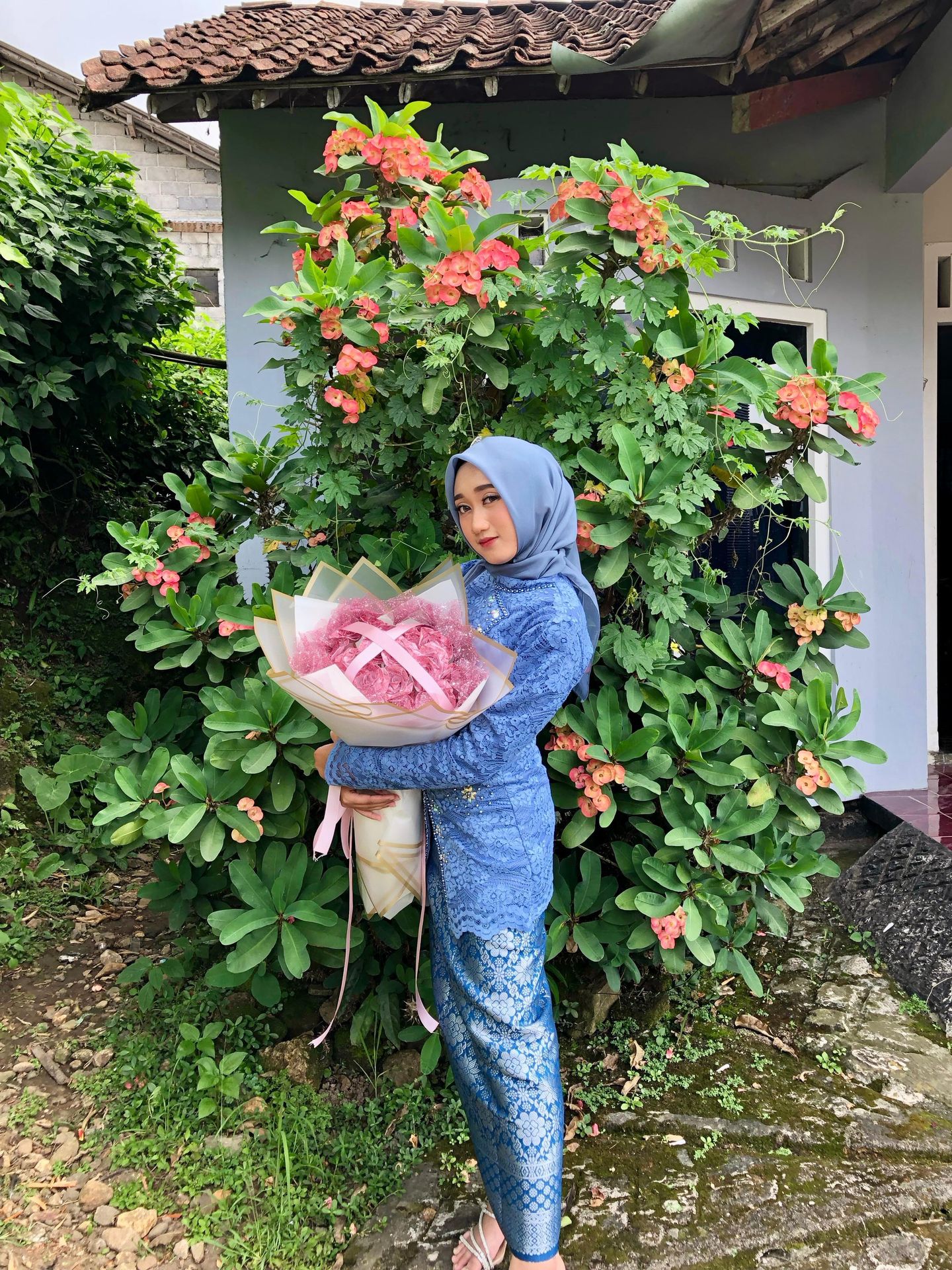 Sewa Kebaya Payet Wisuda di sewa kostum grabag by nikey