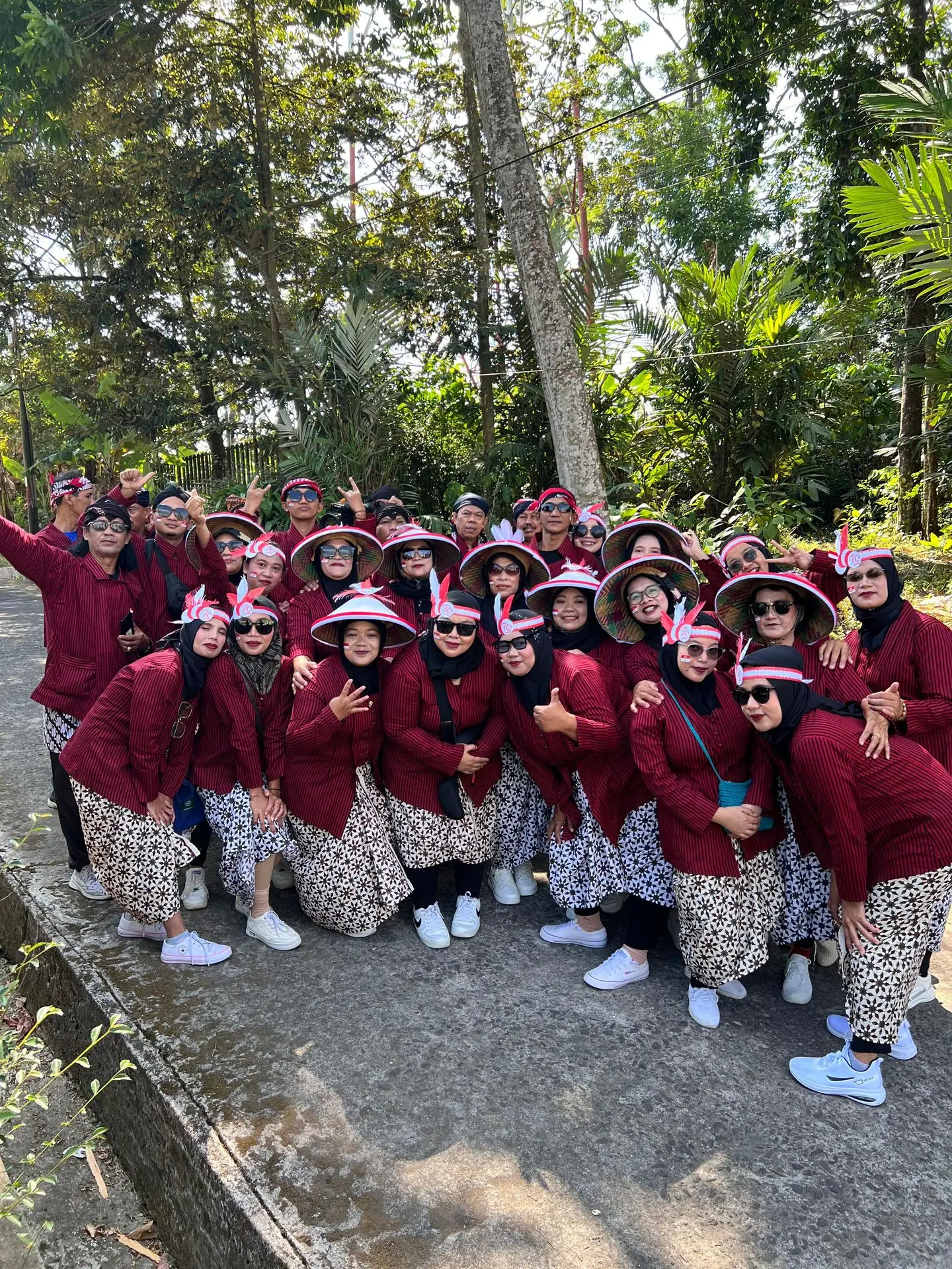 Sewa Kebaya Surjan Lurik Merah Dewasa di Sewa Kostum Grabag By Nikey