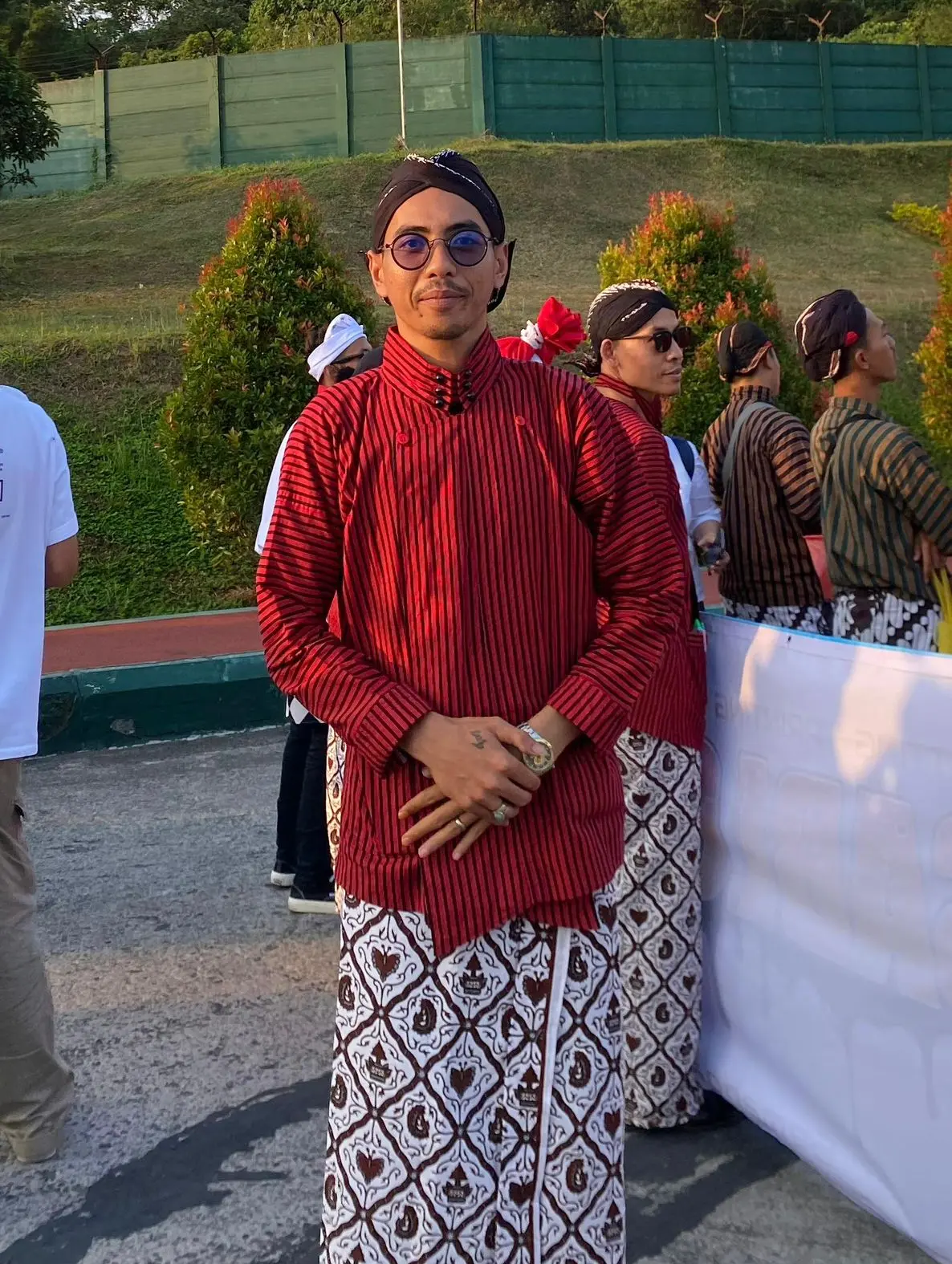 Sewa Kostum Surjan Lurik Merah Dewasa di Sewa Kotum Grabag by Nikey
